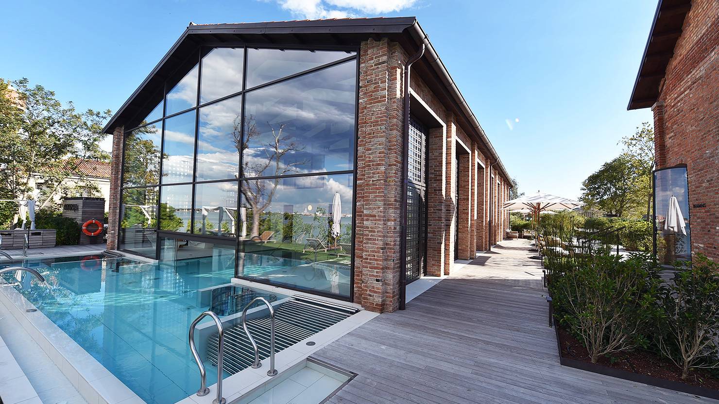 triple-pane-windows-montreal-steel-look-windows-pool-house-commercial-1 triple pane windows Montreal - steel look windows pool house commercial